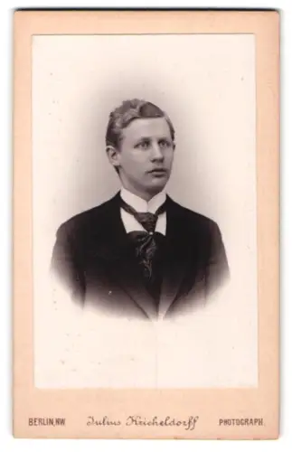 Fotografie Julius Kricheldorff, Berlin, Karlstrasse 26, Porträt des Herrn Martin Diebel, Berlin 1897
