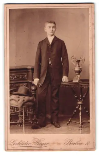 Fotografie Gebrüder Beyer, Berlin, Schönhauser Allee 6, Portrait des Herrn Paul Genrich im Anzug mit Hut