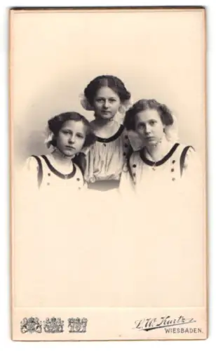 Fotografie L.W. Kurtz, Wiesbaden, Friedrichstrasse 4, Drei junge Mädchen Maja, Leni und Sofie in traditioneller Kleidung