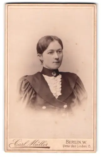 Fotografie Carl Müller, Berlin, Unter den Linden 15, Porträt einer jungen Frau, 1895