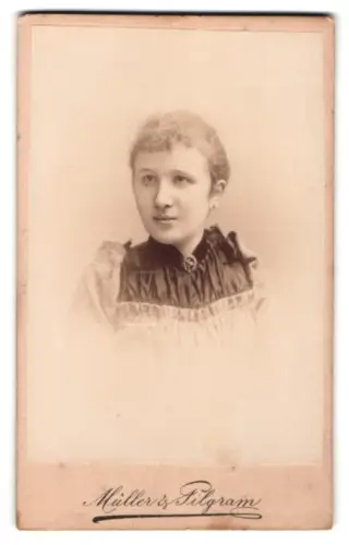 Fotografie Müller & Pilgram, Leipzig, Löhrstrasse 11, Porträt der Frau Else, Weihnachten 1891