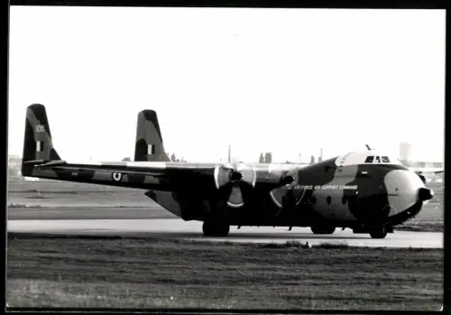 Fotografie Flugzeug Armstrong Whitworth AW.660 Argosy C.1 mit Tarnlackierung, Royal Air Force Air Support Command