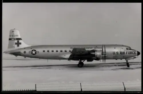 Fotografie Flugzeug Douglas DC-6, Rot Kreuz Ambulanz Flugzeug der USAF 0-33244