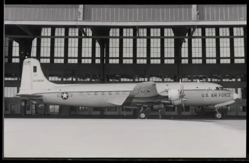 Fotografie Flugzeug Douglas DC-6, USAF 0-13824 vor Hangar auf dem Flughfen Berlin-Tempelhof