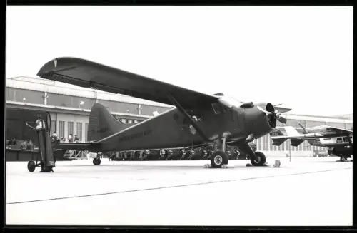 Fotografie Flughafen Berlin-Tempelhof, Flugzeug Schulterdecker der US-Army 0-82020