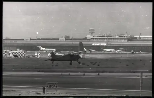 Fotografie Flughafen Berlin-Tempelhof, Flugzeug Hochdecker während der Landung