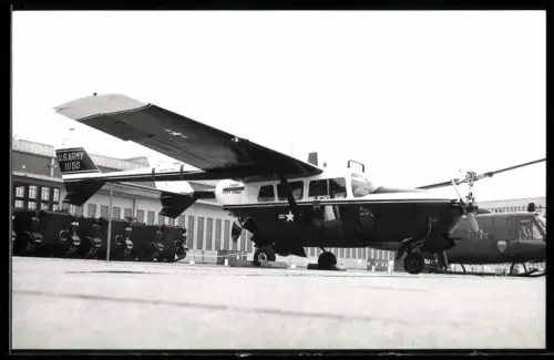 Fotografie Flugzeug Hochdecker der US-Army 11150 & Hubschrauber Bell UH-1 in Berlin-Tempelhof