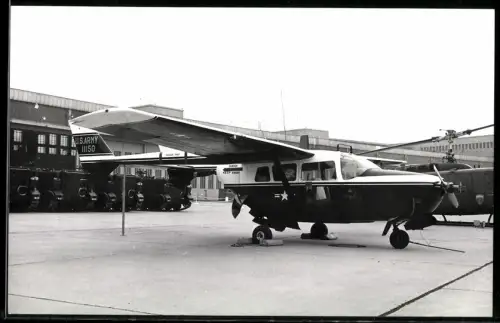 Fotografie Flugzeug Hochdecker der US-Army 11150 & Hubschrauber Bell UH-1 in Berlin-Tempelhof