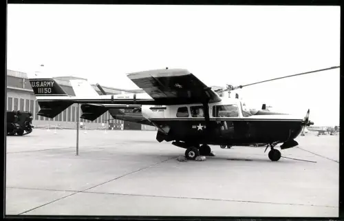 Fotografie Flugzeug Hochdecker der US-Army 11150 & Hubschrauber Bell UH-1 in Berlin-Tempelhof