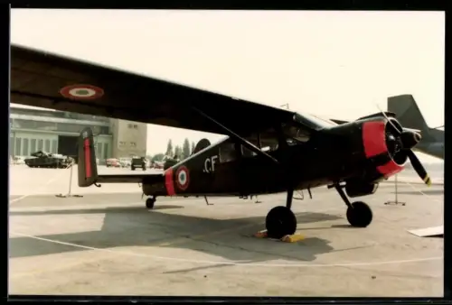 Fotografie Flugzeug Hochdecker mit Doppelleitwerk auf dem Flughafen Berlin-Tempelhof