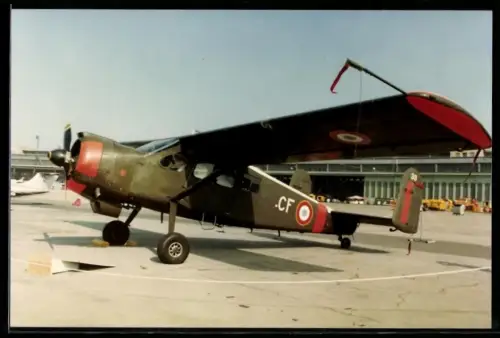 Fotografie Flugzeug Hochdecker mit Doppelleitwerk auf dem Flughafen Berlin-Tempelhof