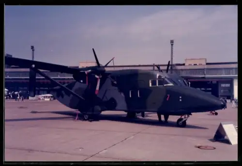 Fotografie Berlin-Tempelhof, Flugzeug Zweimotoriger Hochdecker in Tarnlackierung - Camouflage