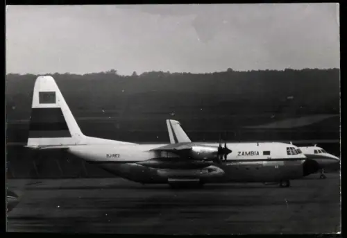 Fotografie Flugzeug Lockheed C-130 Hercules, Luftstreitkräfte von Zambia Kennung 9J-REZ