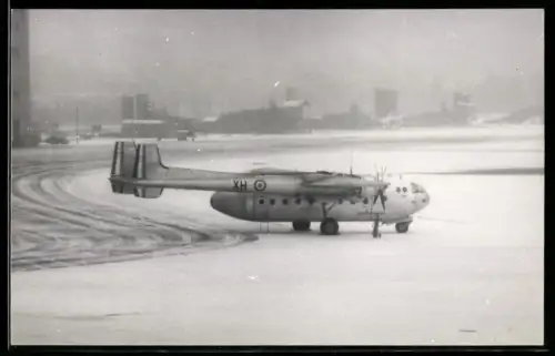 Fotografie Flugzeug Nord Noratlas, Hochdecker Transportflugzeug auf verschneitem Flughafen