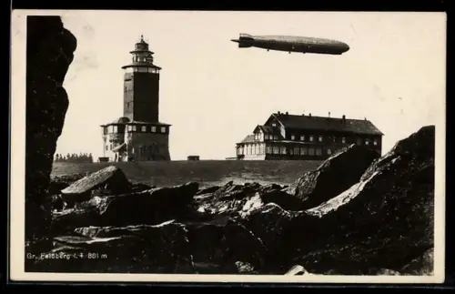 AK Gr. Feldberg i. T., Zeppelin fliegt über ein Haus