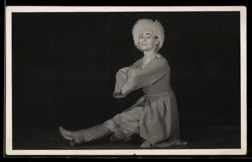 AK Ausdruckstänzer Pawel Jelin in Verkleidung während eines Tanzes