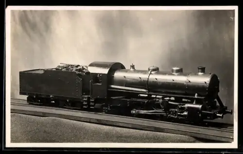 AK Modellbau-Eisenbahn mit Kohlenwagen auf Schienen