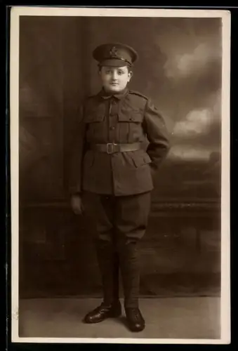 Foto-AK Junge in britischer Soldatenuniform