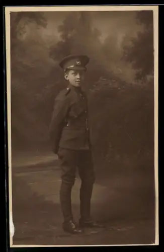 Foto-AK Junge in britischer Soldatenuniform vor Studiokulisse