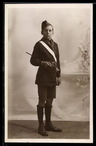 Foto-AK Junge in britischer Uniform im Atelier