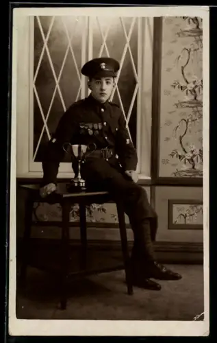 Foto-AK Junge in britischer Soldatenuniform mit Pokal