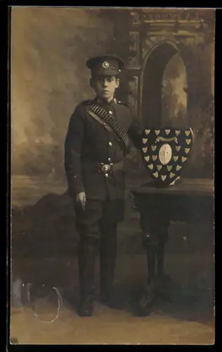 Foto-AK Junge in britischer Soldatenuniform mit Orden
