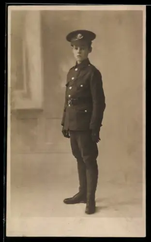 Foto-AK Junge in britischer Soldatenuniform im Atelier