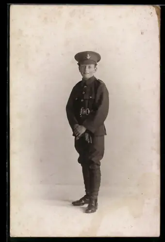 Foto-AK Lächelnder Junge in britischer Soldatenuniform