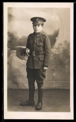 Foto-AK Junge in britischer Soldatenuniform mit Gehstock