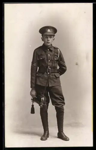 Foto-AK Junge in britischer Soldatenuniform mit Mütze