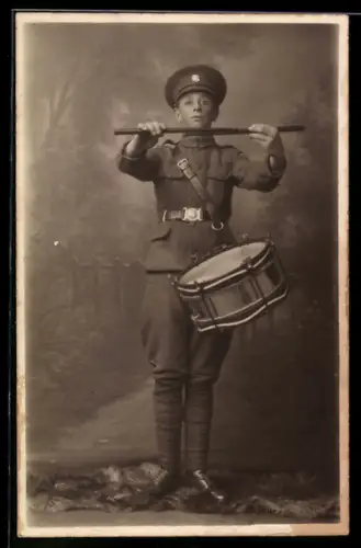 Foto-AK Junge in britischer Soldatenuniform mit Trommel