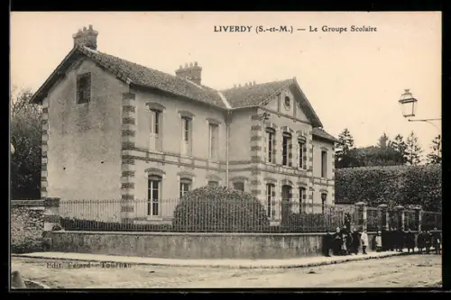 AK Liverdy, le groupe scolaire, des enfants devant le portail