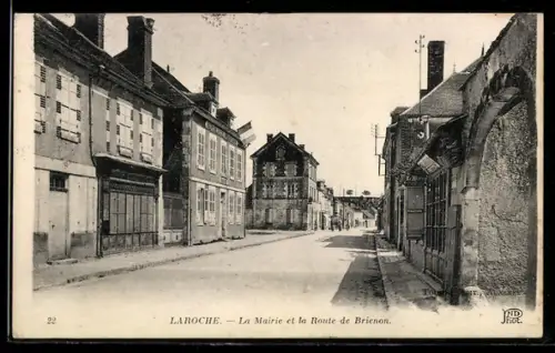 AK Laroche, La Mairie et la Route de Brienon