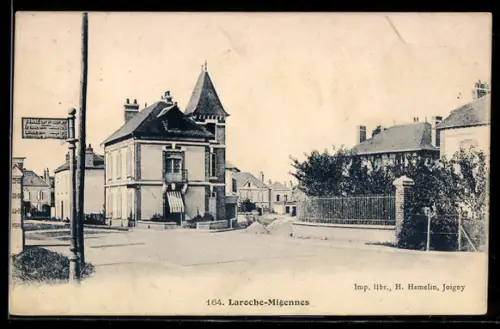 AK Laroche-Migennes, Vue de la rue principale avec bâtiments et tour distinctive