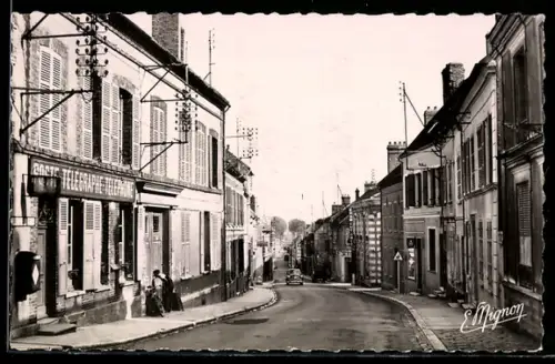 AK Villeneuve-la-Guyard, la Grande Rue et la Poste