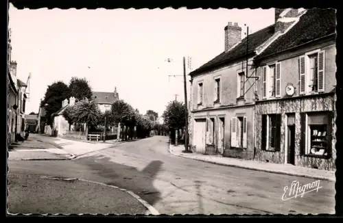 AK Villeneuve-la-Guyard, Avenue de la Gare, petit Boutique