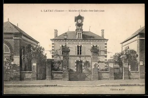 AK Lavau, Mairie et Ecole des Garcons