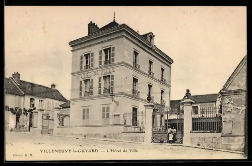 AK Villeneuve-la-Guyard, l`Hôtel-de-Ville, vue d`ensemble avec les alentours