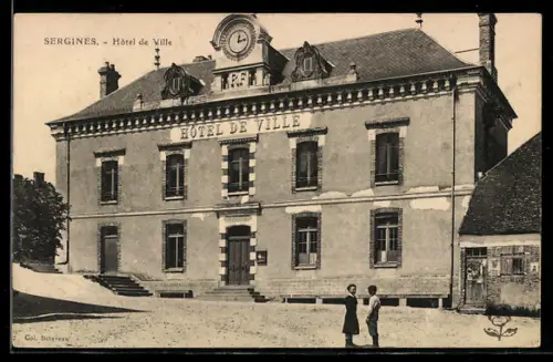 AK Sergines, Hôtel de Ville