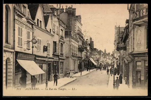 AK Auxerre, La Rue du Temple animée avec commerces et passants