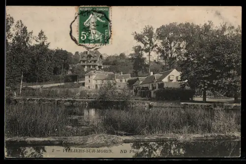 AK Villiers-sur-Morin, Vue du village avec étang et maisons entourées d`arbres