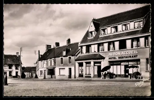 AK Juvigny-sous-Andaines, Hôtel Au Bon Accueil et la Place