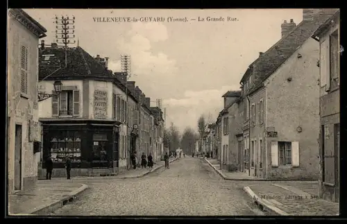 AK Villeneuve-la-Guyard, La Grande Rue, Strassenpartie