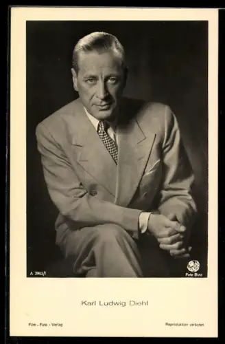 AK Schauspieler Karl Ludwig Diehl im Anzug nachdenklich schauend
