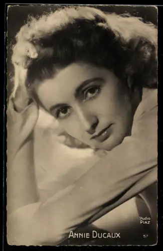 AK Schauspielerin Annie Ducaux mit verträumten Blick