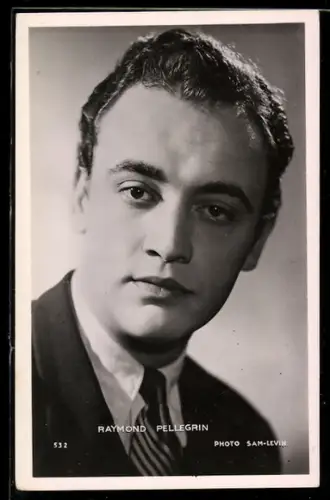 AK Schauspieler Raymond Pellegrin im Anzug mit Krawatte