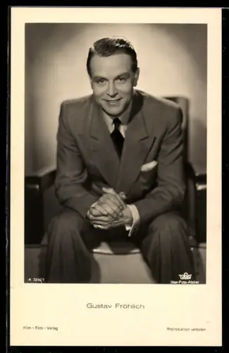 AK Schauspieler Gustav Fröhlich, sitzend im Anzug, von vorn gesehen