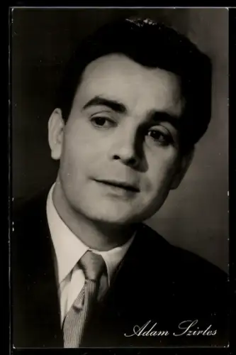 AK Schauspieler Adam Szirtes im Anzug