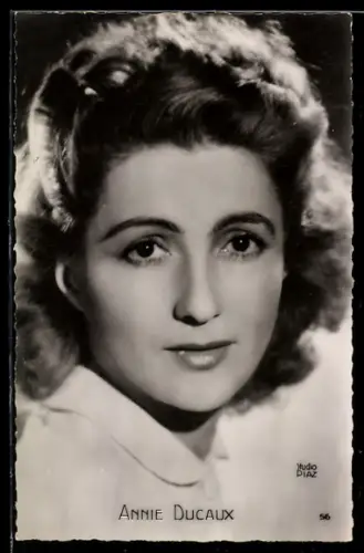 AK Schauspielerin Annie Ducaux mit traurigem Blick