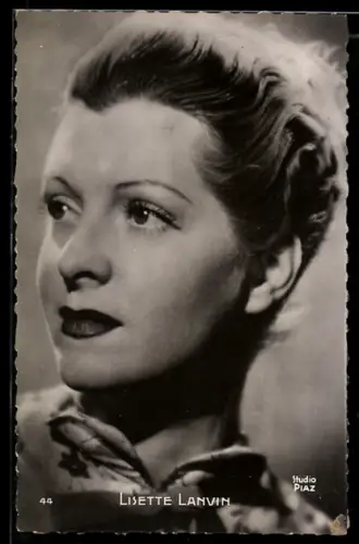 AK Schauspielerin Liselle Lanvin blickt fragend in die Ferne